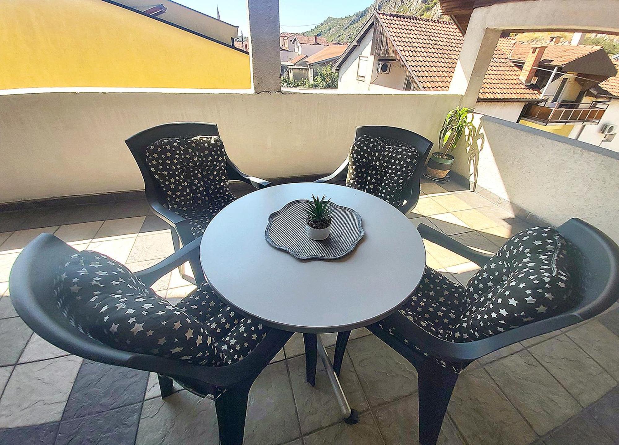 Zara Apartment With Terrace Near Old Town โมสตาร์ ภายนอก รูปภาพ